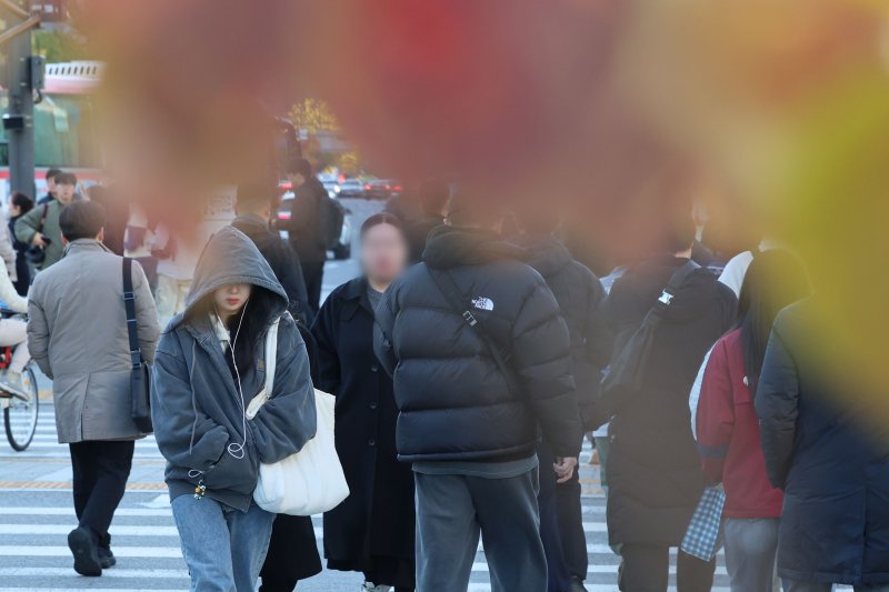 [서울=뉴시스] 권창회 기자 = 서울 아침 최저기온이 1도까지 떨어지며 첫 한파특보가 발령된 3일 오전 서울 종로구 광화문 네거리에서 직장인들이 출근하고 있다. 2025.11.03. kch0523@newsis.com