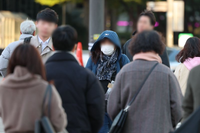 [서울=뉴시스] 권창회 기자 = 서울 아침 최저기온이 1도까지 떨어지며 첫 한파특보가 발령된 3일 오전 서울 종로구 광화문 네거리에서 직장인들이 출근하고 있다. 2025.11.03. kch0523@newsis.com