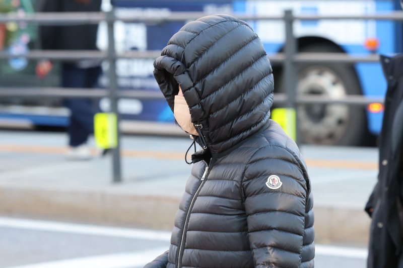 [서울=뉴시스] 권창회 기자 = 서울 아침 최저기온이 1도까지 떨어지며 첫 한파특보가 발령된 3일 오전 서울 종로구 광화문 네거리에서 직장인들이 출근하고 있다. 2025.11.03. kch0523@newsis.com
