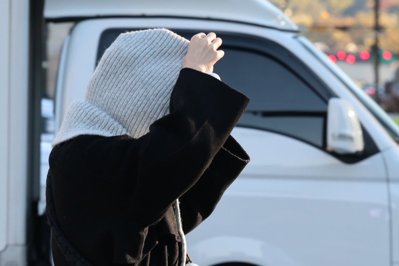 [서울=뉴시스] 권창회 기자 = 서울 아침 최저기온이 1도까지 떨어지며 첫 한파특보가 발령된 3일 오전 서울 종로구 광화문 네거리에서 직장인들이 출근하고 있다. 2025.11.03. kch0523@newsis.com