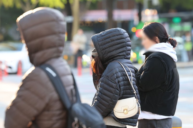 [서울=뉴시스] 권창회 기자 = 서울 아침 최저기온이 1도까지 떨어지며 첫 한파특보가 발령된 3일 오전 서울 종로구 광화문 네거리에서 직장인들이 출근하고 있다. 2025.11.03. kch0523@newsis.com
