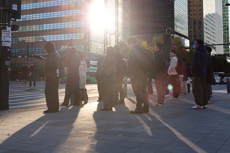 [서울=뉴시스] 권창회 기자 = 서울 아침 최저기온이 1도까지 떨어지며 첫 한파특보가 발령된 3일 오전 서울 종로구 광화문 네거리에서 직장인들이 출근하고 있다. 2025.11.03. kch0523@newsis.com