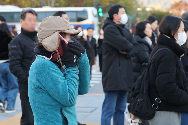 [서울=뉴시스] 권창회 기자 = 서울 아침 최저기온이 1도까지 떨어지며 첫 한파특보가 발령된 3일 오전 서울 종로구 광화문 네거리에서 직장인들이 출근하고 있다. 2025.11.03. kch0523@newsis.com