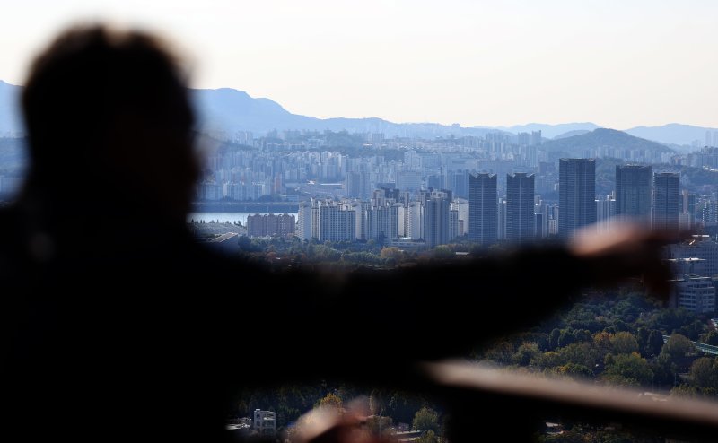 [서울=뉴시스] 최진석 기자 = 한국은행이 28일 발표한 '10월 소비자동향조사'에 따르면 주택가격전망CSI는 122로 전월(112)보다 10포인트 상승했다. 정부가 10·15 부동산 대책을 내놨지만 소비자들의 집값 상승 기대는 4년 전 문재인 대통령 집권 말기 수준 이후 최대 수준으로 올랐다. 사진은 이날 서울 남산에서 바라본 마포 일대의 모습. 2025.10.28. myjs@newsis.com