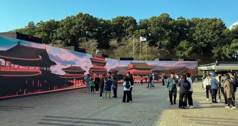 '신라의 천년 울림' 감상하는 관람객들 (출처=연합뉴스)