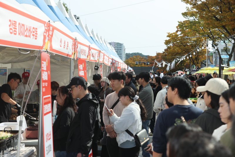 제5회 강릉 국수 축제가 15일 개막, 18일까지 나흘간 이어진다. 사진은 지난해 축제 때 모습. 뉴스1