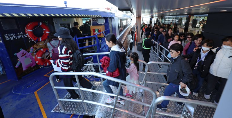 한강버스가 운항을 재개한 지난 1일 서울 영등포구 여의도선착장에서 시민들이 한강버스에 탑승하고 있다. 뉴시스