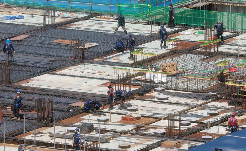 지난 4월 30일 서울 시내 신축 아파트 시공 현장에서 건설노동자들이 작업하는 모습. 2025.4.30/뉴스1 ⓒ News1 김진환 기자