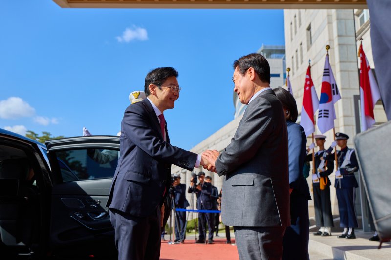 이재명 대통령이 2일 한-싱가포르 정상회담이 열리는 서울 용산 대통령실에서 로렌스 웡 싱가포르 총리를 영접하고 있다. (대통령실 제공. 재판매 및 DB 금지) 2025.11.2/뉴스1 ⓒ News1 이재명 기자