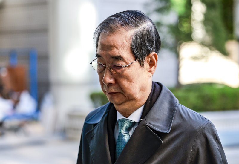 [서울=뉴시스] 정병혁 기자 = 한덕수 전 국무총리가3일 서울 서초구 서울중앙지방법원에서 열린 '내란방조·위증 등 혐의' 관련 5차 공판에 출석하고 있다. 2025.11.03. jhope@newsis.com