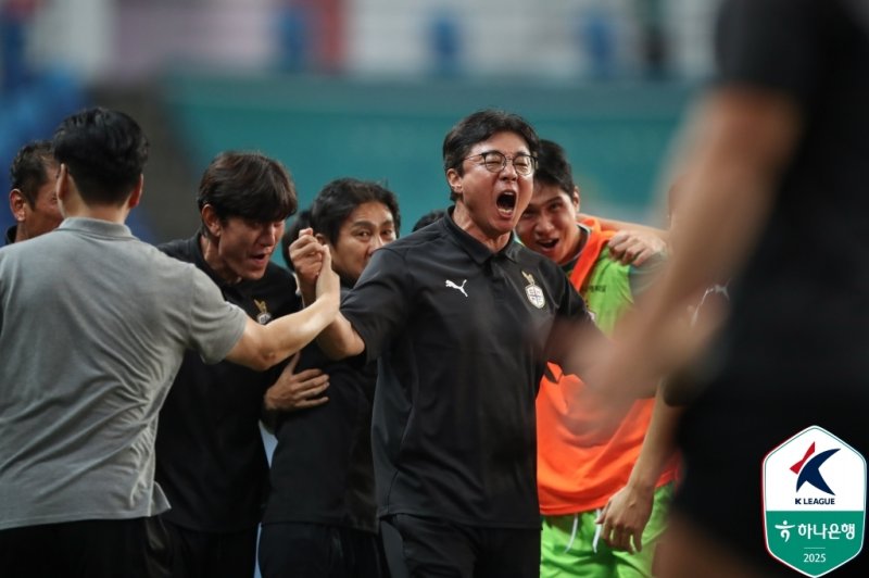 파리 올림픽 본선 실패의 큰 시련을 딛고 다시 날아오른 황선홍 감독(한국프로축구연맹 제공)