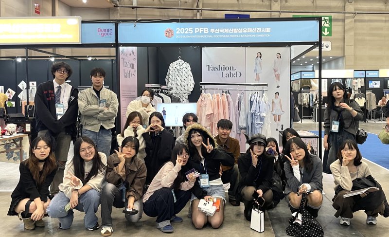 [대전=뉴시스] 배재대학교 의류패션학과와 대전 신일여고 학생들 기념촬영. (사진=배재대 제공) 2025.11.03. photo@newsis.com *재판매 및 DB 금지