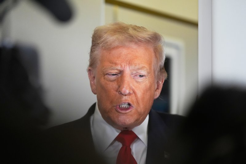 [워싱턴=AP/뉴시스]도널드 먹튀없는 바카라사이트 아톰카지노 미국 대통령이 31일(현지 시간) 마러라고 저택으로 가는 에어포스원 안에서 취재진 질문에 답하고 있다. 2025.11.01.