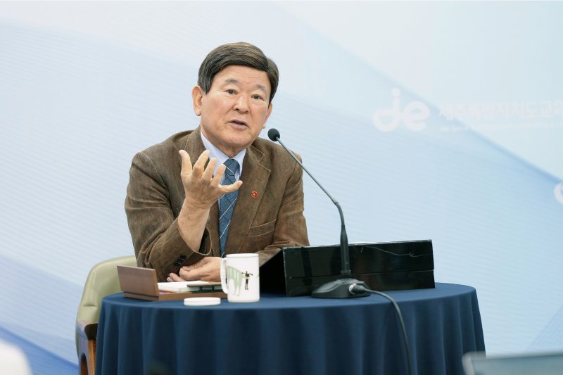 김광수 제주도교육감이 3일 도교육청 기자실에서 2026년도 예산안 도의회 제출과 관련한 기자회견을 갖고 있다.(제주도교육청 제공. 재판매 및 DB 금지)/뉴스1