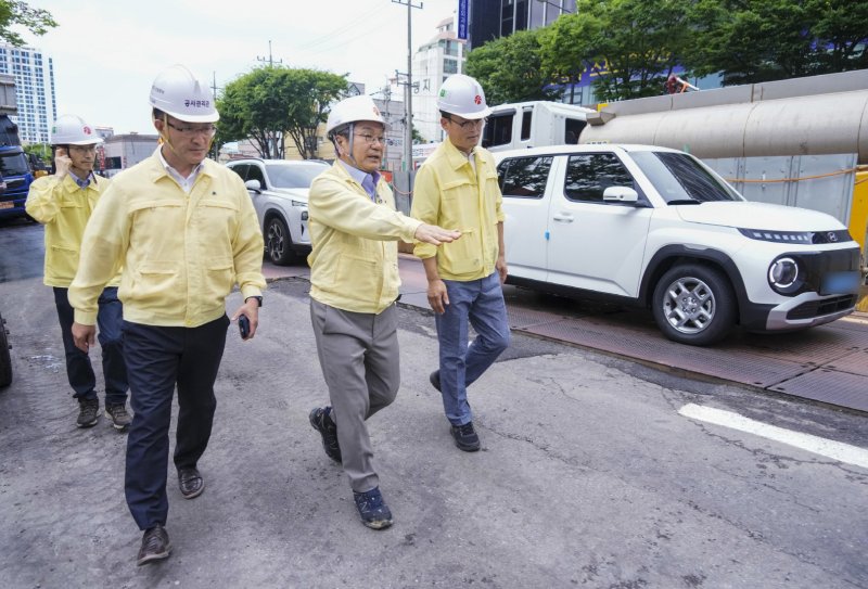 [광주=뉴시스] 송창헌 기자 =강기정 광주시장이 21일 오후 광주 서구 상무중학교 인근 라이브스코어 바카라사이트도 2호선 1단계 공사 현장에서 복공판과 도로면 단차 해소를 위한 주행차로 덧씌우기(포장) 공사 진행 과정을 살펴보고 있다. (사진=광주시 제공) 2025.07.21 photo@newsis.com *재판매 및 DB 금지