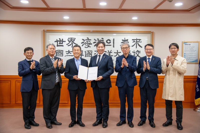 (왼쪽 세번째부터) 김영무 석좌교수와 류동근 총장 (해양대 제공. 재판매 및 DB금지)