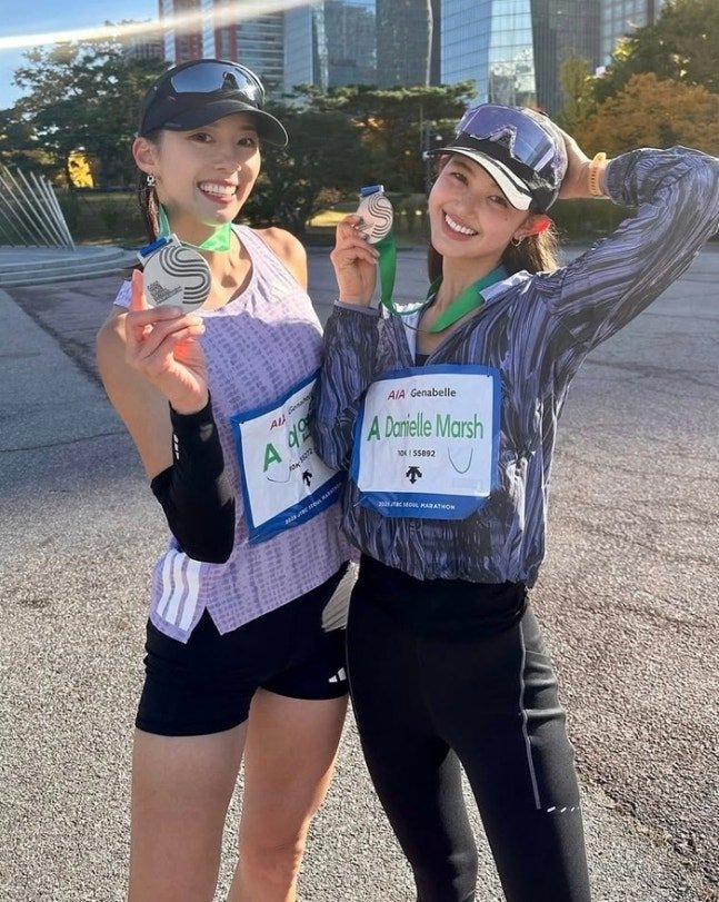 [서울=뉴시스] 그룹 '뉴진스' 멤버 다니엘(오른쪽)의 근황이 공개됐다. (사진=이연진 인스타그램 캡처) 2025.11.03. photo@newsis.com *재판매 및 DB 금지