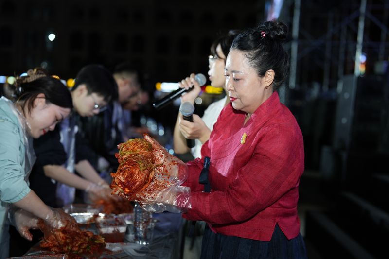 지난 1일과 2일 양일간 베트남 하이퐁시 빈홈 로얄아일랜드 광장에서 개최된 '2025 아세안 K-푸드 페어'에서 요리연구가 박다혜씨의 설명에 따라 체험단이 김장 체험을 하고 있다. 사진=김준석 특파원