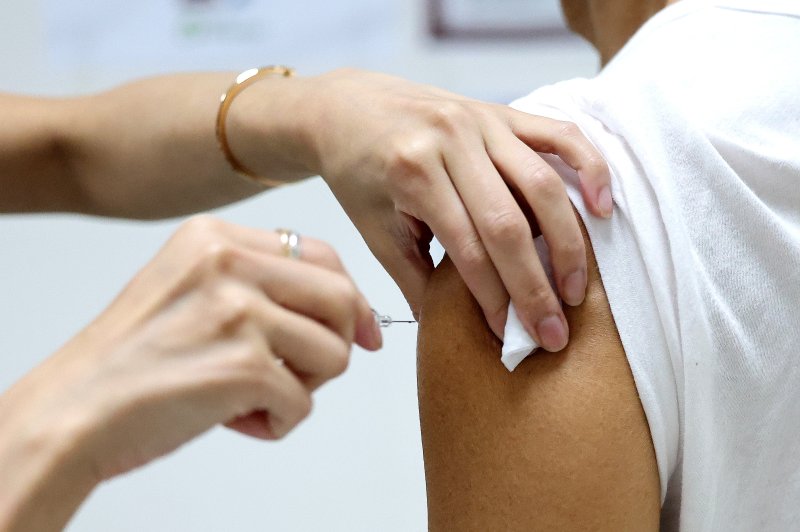 한 병원에서 어르신이 독감 예방 접종을 받고 있다. 뉴시스