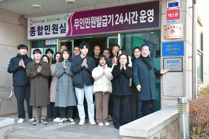 지난 2023년 최우수 지자체 선정 당시 이병선 시장(사진 왼쪽)과 관계부서 기념촬영.(속초시 제공, 재판매 및 DB 금지) 2025.11.3/뉴스1