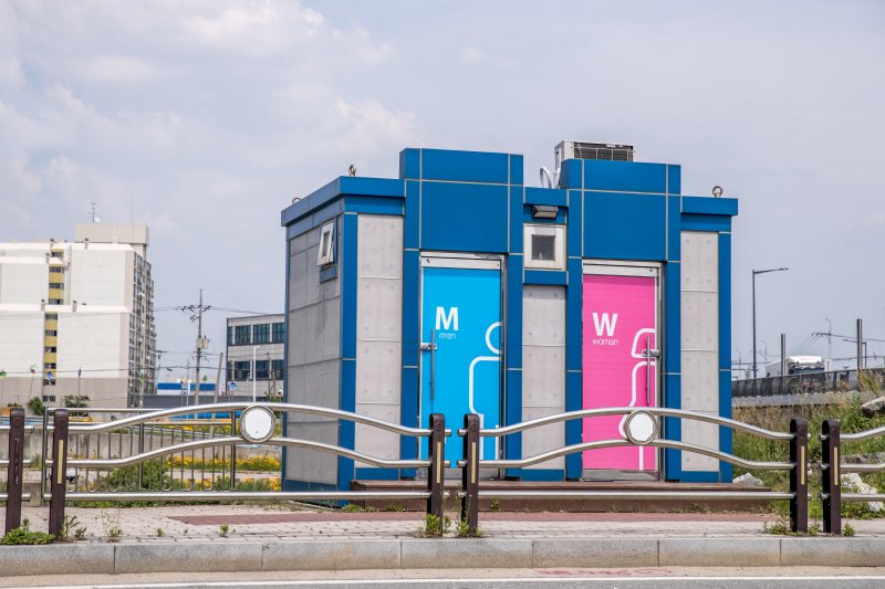 "공중화장실에 누가 숨어 있어요"…日 경찰에 붙잡힌 女, 알고 보니