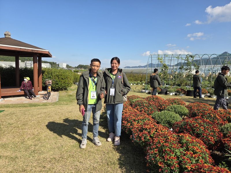 [고성=뉴시스] 초청된 라오스 계절인터넷 바카라들이 국화전시회를 체험하고 있는 모습. (사진=고성군 제공) 2025.11.03. photo@newsis.com *재판매 및 DB 금지