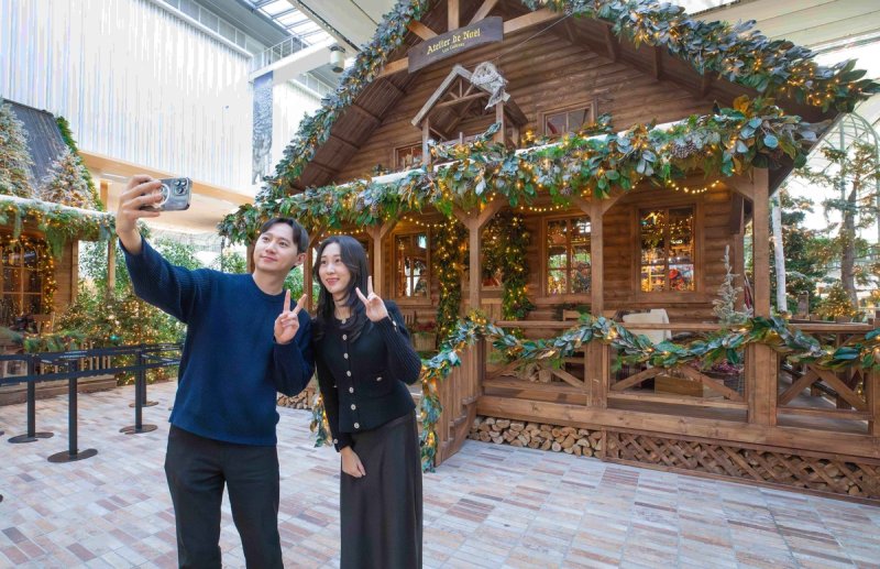 더현대 서울에서 사진을 찍는 모습 (출처=연합뉴스)