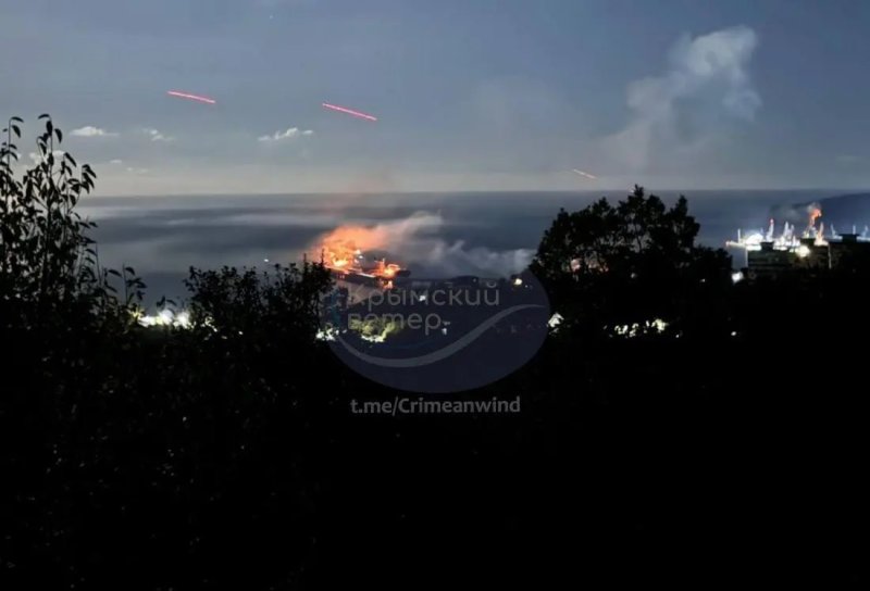 [서울=뉴시스]우크라이나군이 1일(현지 시간) 늦은 밤 러시아 크라스노다르(캅카스 서쪽 흑해 연안) 투압세의 석유 인프라를 드론으로 공습했다고 우크라이나 보안국(SBU)이 발표했다. 사진은 1일 투압세 부두 공습 장면. (사진=텔레그램 '크림윈드'/키이우인디펜던트) 2025.11.03.