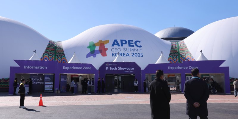28일 경북 경주 엑스포공원 에어돔에서 APEC CEO 서밋 부대행사인 'K-테크 쇼케이스'가 진행되고 있다.사진은 이날 'K-테크 쇼케이스' 진행되는 경주 엑스포공원 에어돔 외부 모습. 2025.10.28/뉴스1 ⓒ News1 박지혜 기자