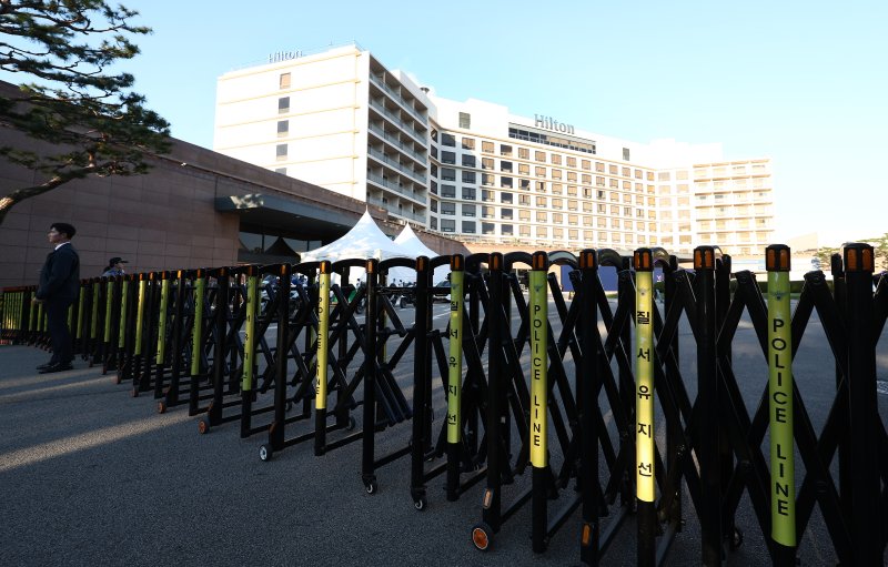 아시아태평양경제협력체(APEC) 정상회의에 참석하는 도널드 트럼프 미국 대통령의 방한일인 지난 10월29일 오전 트럼프 대통령 숙소로 알려진 경주 힐튼호텔 앞이 통제되고 있다. 2025.10.29/뉴스1 ⓒ News1 김민지 기자