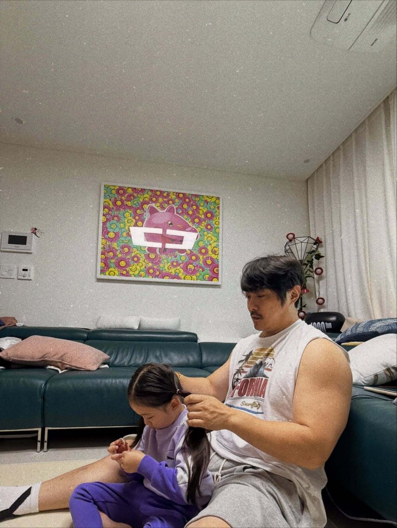 KCM, 우람한 근육으로 딸 머리 묶어주는 아빠…훈훈 일상 [N샷]