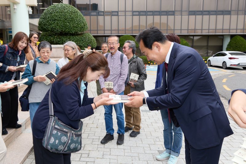 [통영=뉴시스] 신정철 기자= 사진은 지난해 10월 21일 일본 쿠온출판사가 박경리 선생의 고향인 통영시에 바카라사이트 총판 승리바카라 완역본을 통영시장(사진, 오른쪽)에게 기증하고 있는 모습. (사진=통영시 제공).2024.11.03. photo@newsis.com *재판매 및 DB 금지