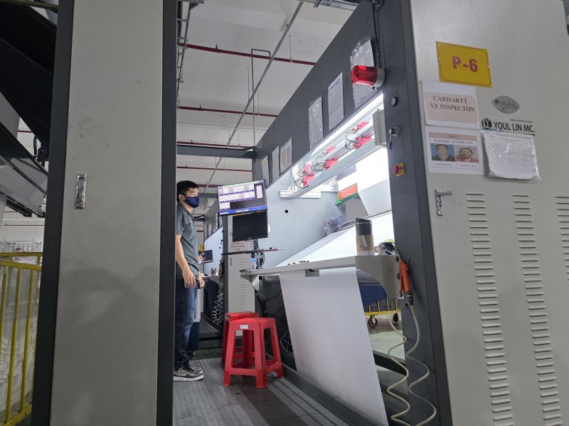 [호찌민=뉴시스] 이주혜 기자 = 베트남 C&T VINA 3공장에서 스마트센서를 활용한 검단기를 작동하는 모습. 2025.10.30. *재판매 및 DB 금지