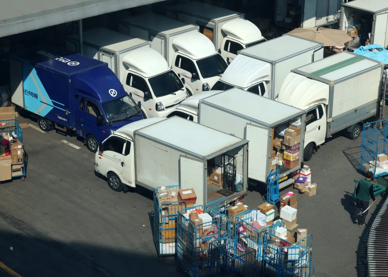 [서울=뉴시스] 이영환 기자 = 지난 4월 25일 서울의 한 한진택배 택배센터가 보이고 있는 모습. 2025.04.25. 20hwan@newsis.com