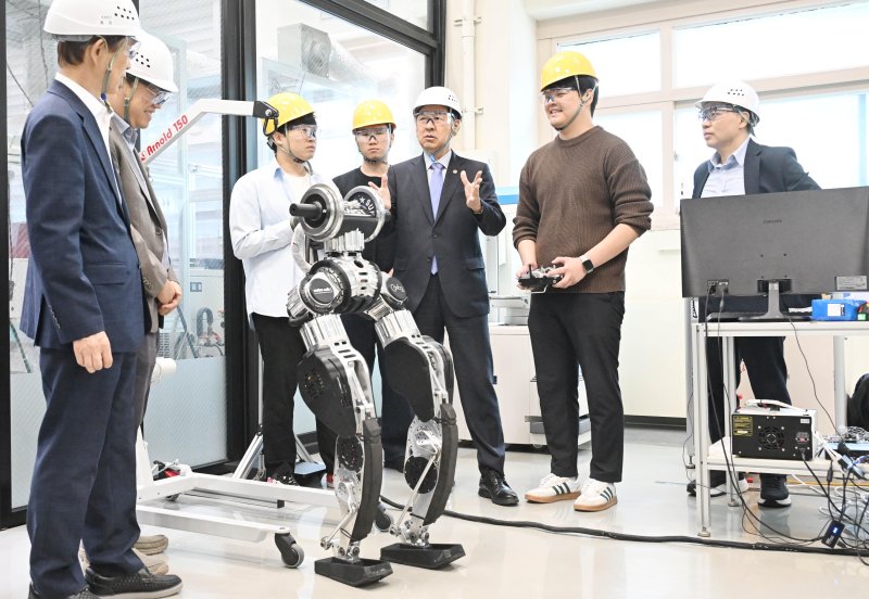 [서울=뉴시스] 구윤철 부총리 겸 기획재정부 장관이 19일 대전 유성구 카이스트 AI 팩토리 랩에서 박사과정 대학원생들과 휴머노이크 로봇 대화를 나누고 있다. (사진=기획재정부 제공) 2025.09.19. photo@newsis.com *재판매 및 DB 금지