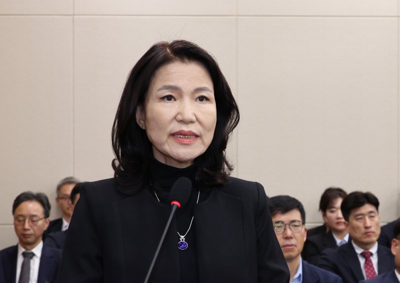 [서울=뉴시스] 김금보 기자 = 이진숙 전 방송통신위원장이 30일 서울 여의도 국회에서 열린 과학기술정보방송통신위원회 국정감사에서 질의에 답하고 있다. 2025.10.30. kgb@newsis.com