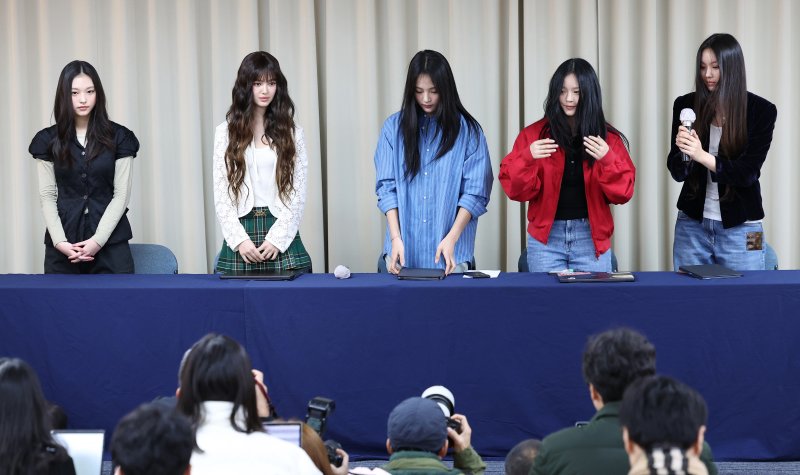 그룹 뉴진스가 지난 2024년 11월 28일 서울 강남구 스페이스쉐어 삼성역센터에서 어도어와의 전속계약 해지 관련 긴급 기자회견을 하고 있다. 왼쪽부터 해린, 다니엘, 하니, 민지, 혜인. 뉴시스