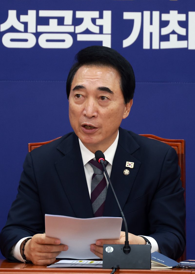 [서울=뉴시스] 고승민 기자 = 박수현 더불어민주당 수석대변인이 2일 서울 여의도 국회에서 국정감사 등 현안 관련 기자간담회를 하고 있다. 2025.11.02. kkssmm99@newsis.com