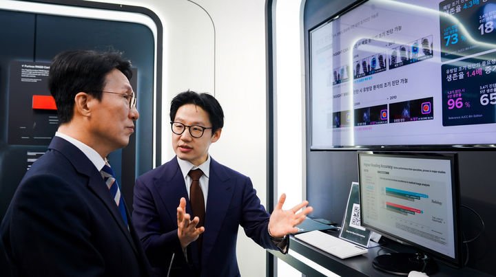 서범석 루닛 대표가 10월 30일 경북 경주시 경주엑스포대공원 첨단미래산업관 내 루닛 부스에서 김민석 국무총리(왼쪽) 등 참석자들에게 AI 암 진단 솔루션 '루닛 인사이트'를 시연하고 있다. (루닛 제공)