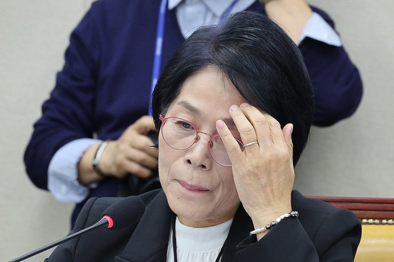 최민희 위원장이 30일 서울 여의도 국회 과학기술정보방송통신위원회에서 열린 국정감사 종합감사에서 생각에 잠겨 있다. 2025.10.30/뉴스1 ⓒ News1 신웅수 기자