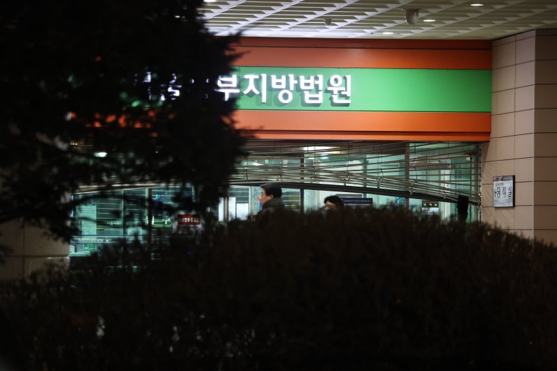 지난 1월 19일 새벽 윤석열 전 대통령에 대한 구속영장 발부 소식에 서울서부지법에 지지자들이 진입해 난동을 부려 정문 셔터가 훼손돼 있다. 2025.1.19/뉴스1 ⓒ News1 민경석 기자