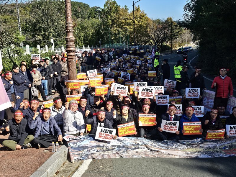 산청 주민들이 3일 한국수자원공사 남강댐지사 앞에서 집회를 열고 수해 피해 예방 대책 마련을 촉구하고 있다. 2025.11.3/뉴스1 한송학기자