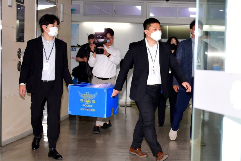 [광주=뉴시스] 광주경찰청 반부패경제범죄수사대가 지난 6월5일 오후 광주 서구 광주시청 '영산강 익사이팅 존' 실무부서를 압수수색 한 뒤 관련자료를 확보해 나오고 있다. 경찰은 '영산강 익사이팅 존' 설계작 공모과정에서 제기된 의혹에 대해 수사를 벌이고 있다. (사진=뉴시스 DB). photo@newsis.com