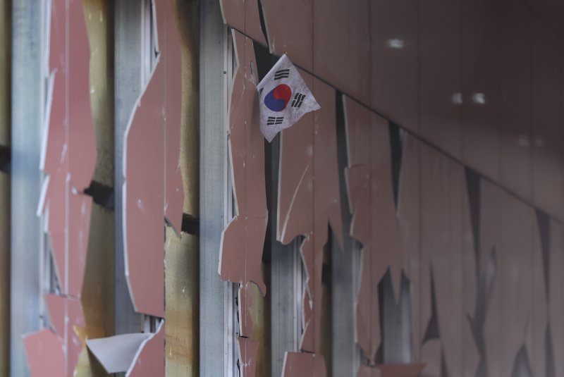 [서울=뉴시스] 황준선 기자 = 19일 윤석열 대통령 지지자들의 폭력 사태가 벌어진 서울 마포구 서울서부지방법원의 외벽과 유리창이 파손돼 있다. 2025.01.19. hwang@newsis.com