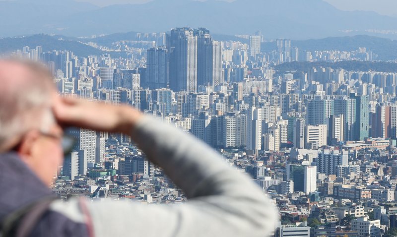 서울 남산타워에서 바라본 시내 아파트단지 모습. 뉴시스