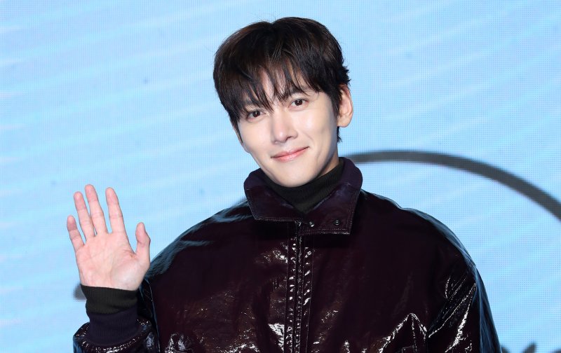 [서울=뉴시스] 김혜진 기자 = 배우 지창욱이 3일 오전 서울 영등포구 콘래드 서울에서 열린 디즈니 플러스 오리지널 '조각도시' 제작발표회에서 포즈를 취하고 있다. 2025.11.03. jini@newsis.com