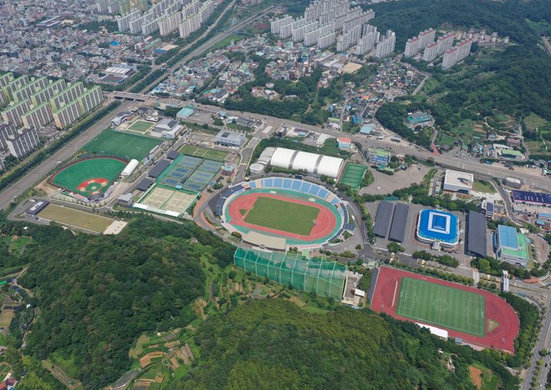 전남 순천시는 문화체육관광부 주관 '2026 생활체육시설 확충 지원 사업' 공모에 선정돼 국비 40억원을 확보하고 종합스포츠파크 조성 사업에 본격적인 추진력을 얻게 됐다고 3일 밝혔다. 사진은 순천팔마종합운동장 전경. 순천시 제공