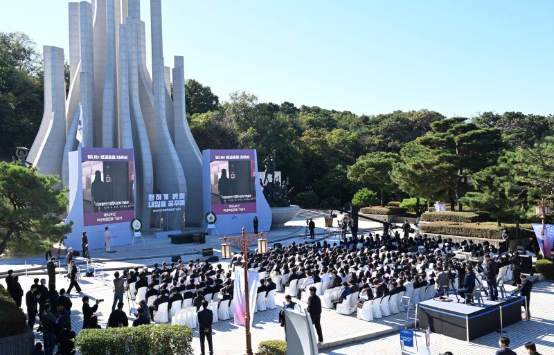[광주=뉴시스] 이현행 기자 = 3일 오전 광주 서구 화정동 학생독립운동기념탑 앞에서 제96주년 학생독립운동기념식이 거행되고 있다. 2025.11.03. lhh@newsis.com