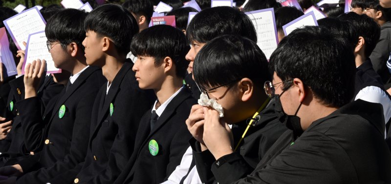 [광주=뉴시스] 이현행 기자 = 3일 오전 광주 서구 화정동 학생독립운동기념탑 앞에서 제96주년 학생독립운동기념식에서 제일고등학교 학생이 기념영상 시청 후 눈물을 훔치고 있다. 2025.11.03. lhh@newsis.com