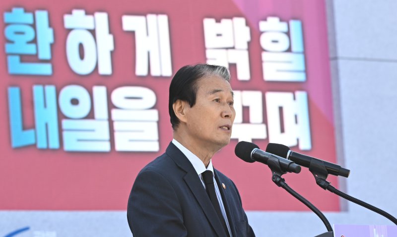 [광주=뉴시스] 이현행 기자 = 권오을 국가보훈부 장관이 3일 오전 광주 서구 화정동 학생독립운동기념탑 앞에서 열린 제96주년 학생독립운동기념식에서 기념사를 하고 있다. 2025.11.03. lhh@newsis.com